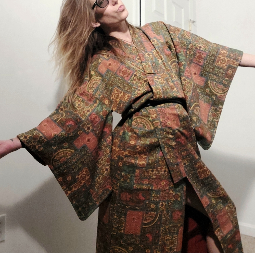 Vintage 50's 60's Japanese silk Kimono w/ tapestry design